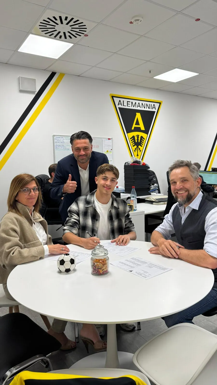Guillermo Schultheis Falcon bei der Vertragsunterschrift bei Alemannia Aachen
